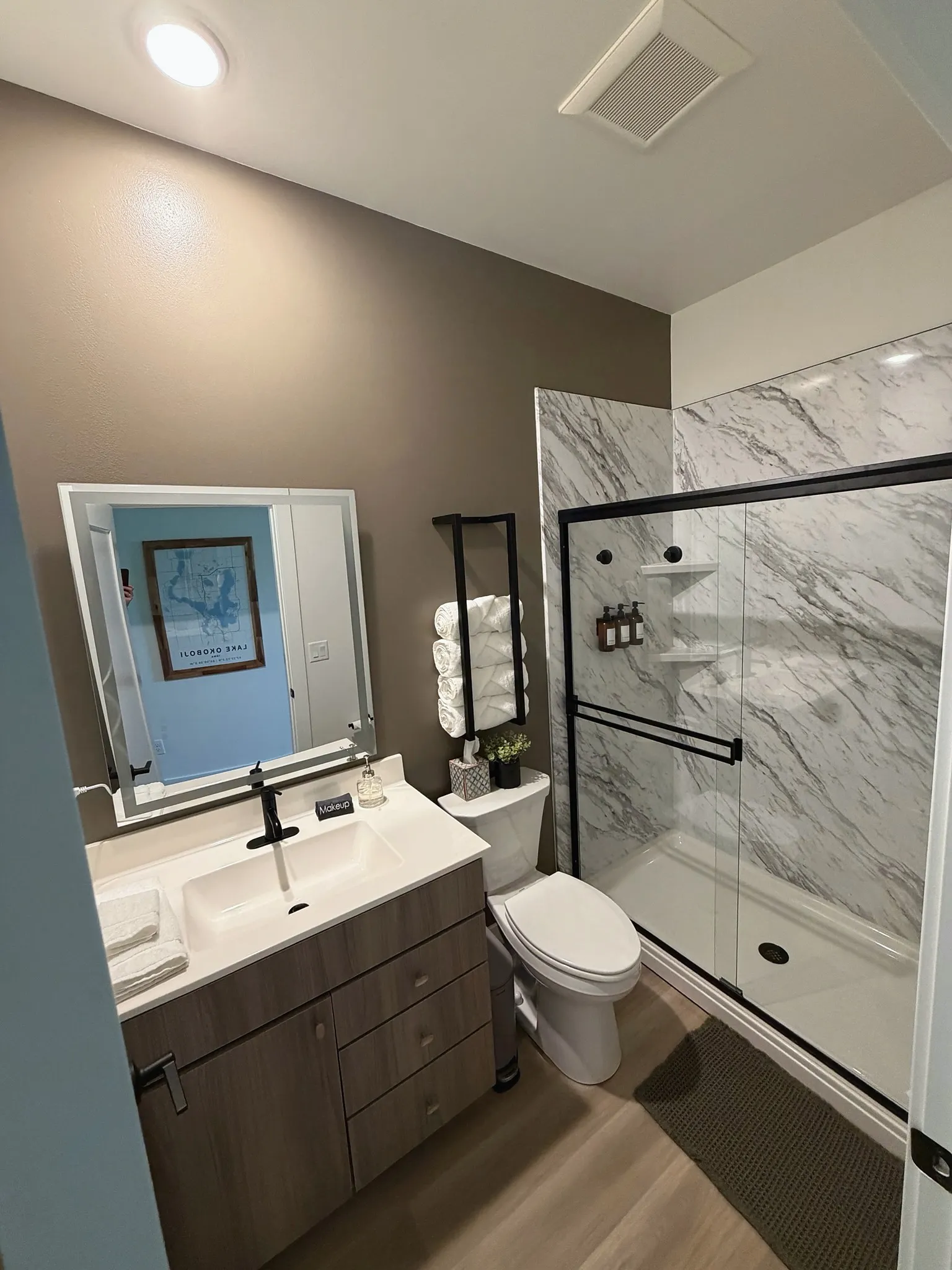 Second full bathroom at The Waterline Okoboji
